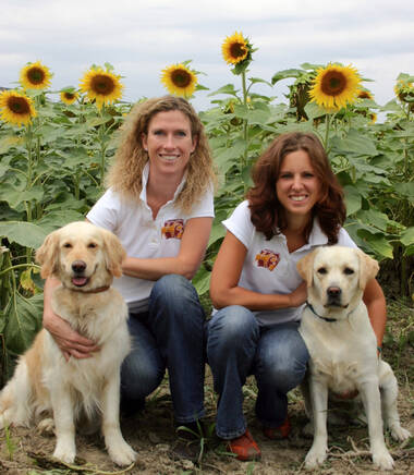 Mag. Irene Krammer und Mag. Jutta Schaufler mit ihren Hunden Vicky und Timber